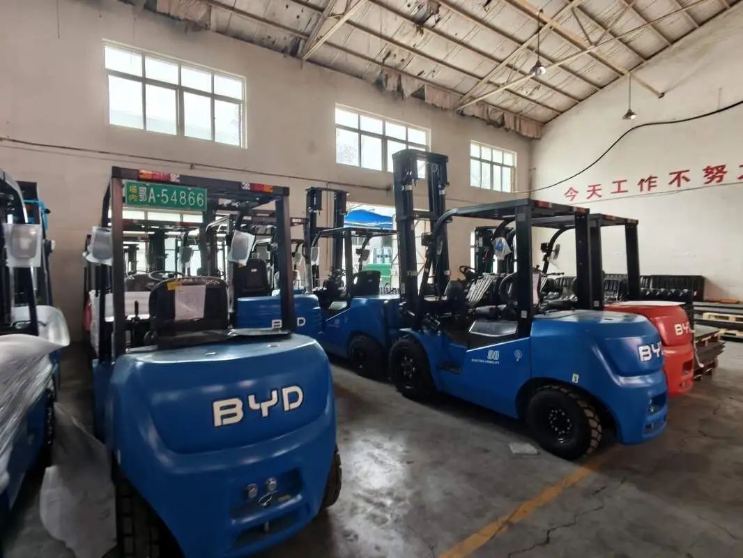 前移式叉车与比亚迪RTR16i三向堆垛车作业工况区分