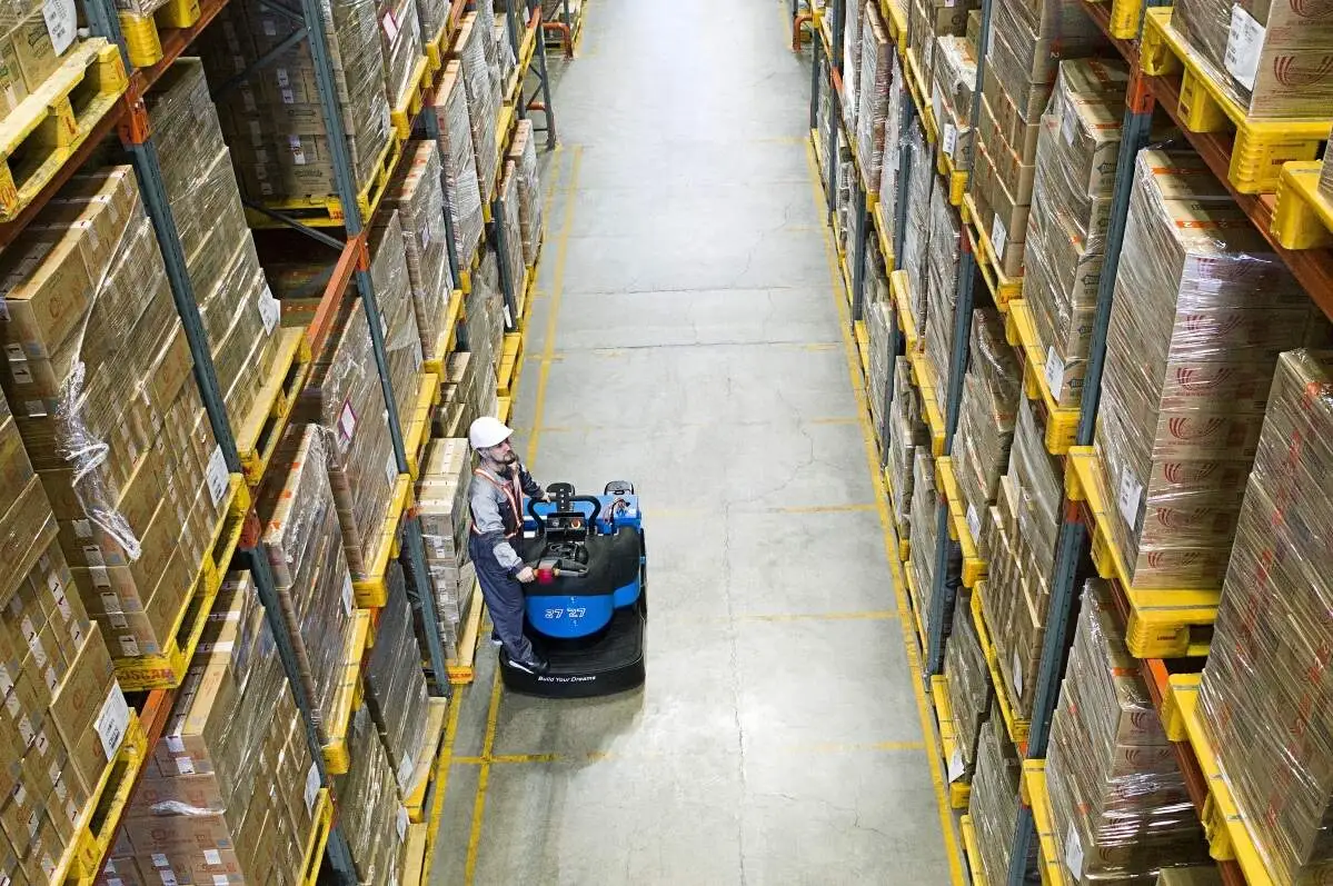 Self-Loading Portable Forklift Price and Mobility Advantages for Small Businesses(Image1) Self-Loading Portable Forklift Price and Mobility Advantages for Small Businesses(Image1)