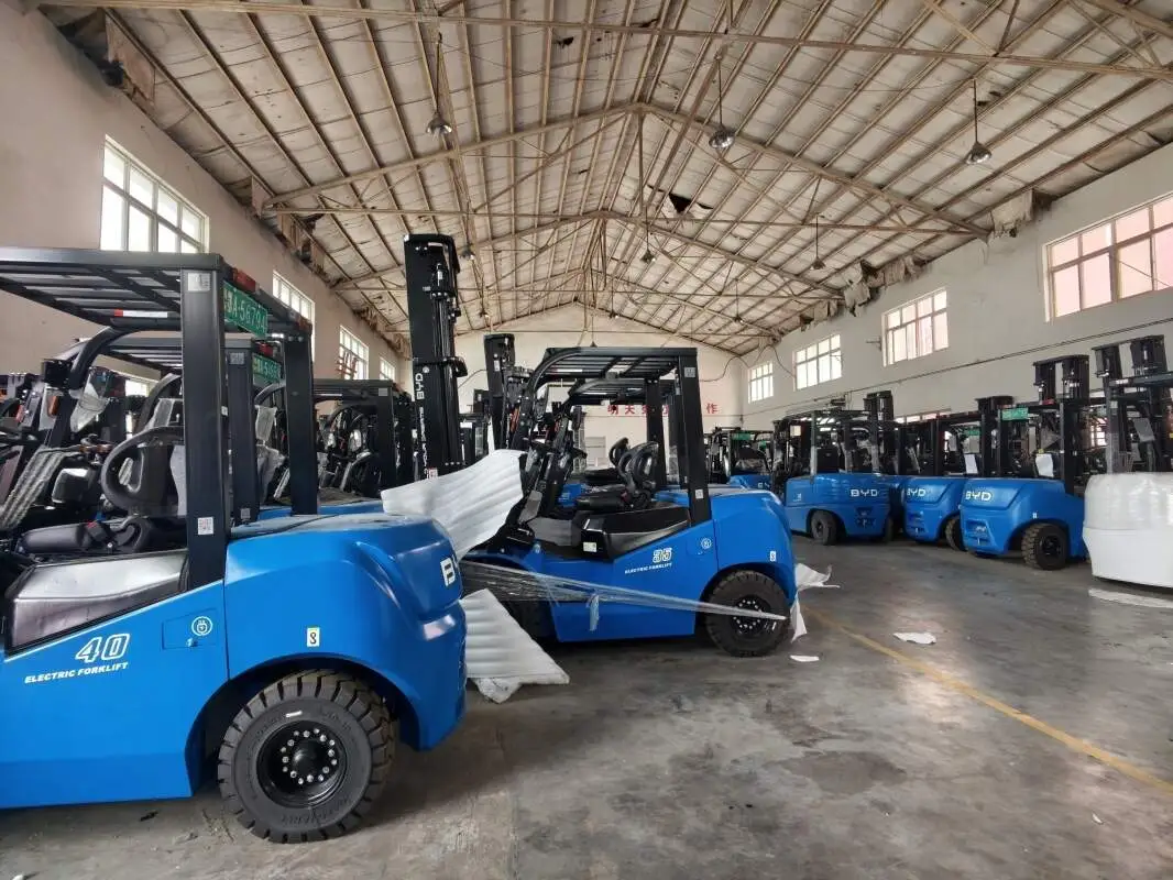 Electric Forklift 101: Difference Between Sit-Down & Stand-Up Models(Image1) Electric Forklift 101: Difference Between Sit-Down & Stand-Up Models(Image1)