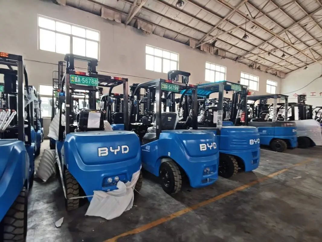 Self Loading Forklift For Logistics Operations(Image1)