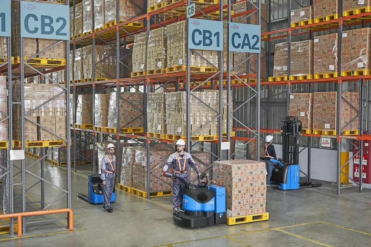 Long-term package leasing of multiple electric forklifts, providing regular on-site maintenance services