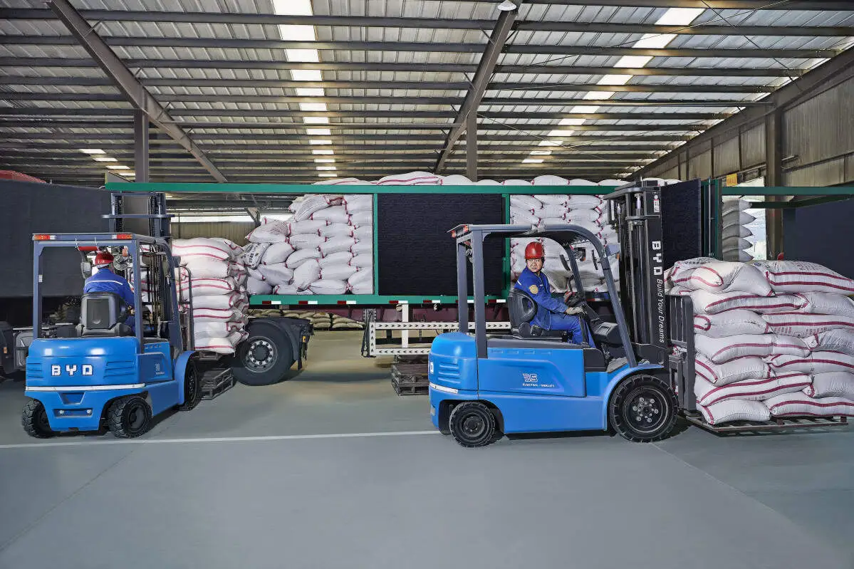 Electric Tow Tractor for Warehouse Cargo Towing & Shuttle Transport(Image1) Electric Tow Tractor for Warehouse Cargo Towing & Shuttle Transport(Image1)