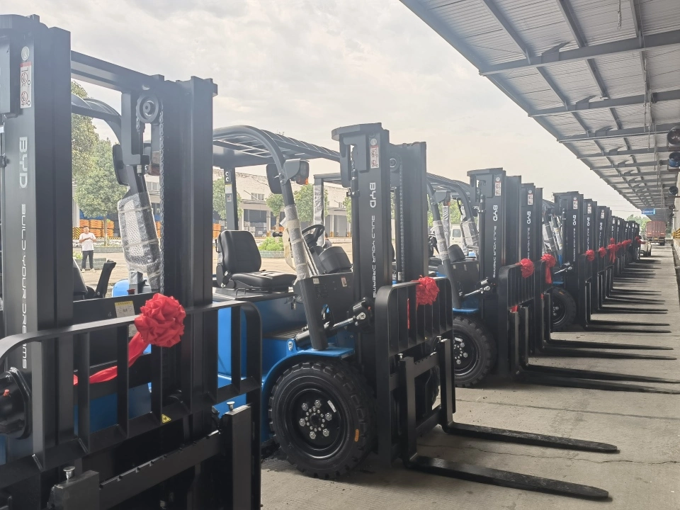 Customer Testimonial: European Warehouse Using BYD Lithium Forklifts(Image1) Customer Testimonial: European Warehouse Using BYD Lithium Forklifts(Image1)